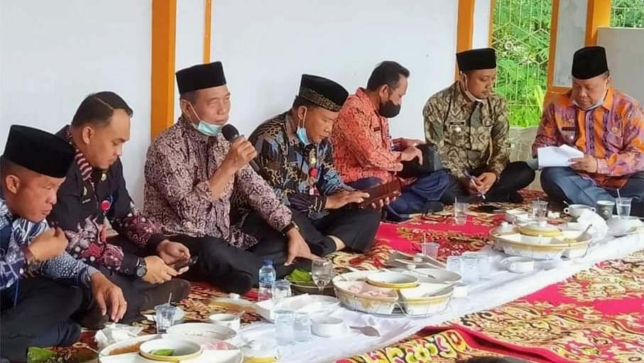 Bupati Merangin, Mashuri saat Berbincang-bincang dengan para Camat dan Kabag Kabupaten Merangin (Foto: Istimewa)