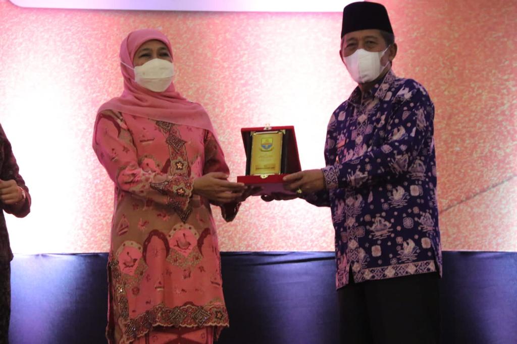 Foto: Wakil Gubernur Jambi, Abdullah Sani dan Gubernur Jawa Timur, Khofifah Indar Parawansa saat MoU Misi Dagang dan Investasi (Dok. Agus Supriyanto dan Sopbirin/Kominfo)