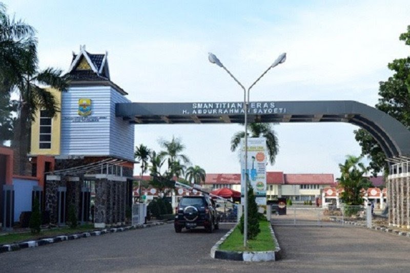 Gerbang sekolah SMA Titian Teras Abdurrahman Sayoeti (Foto: Antara)