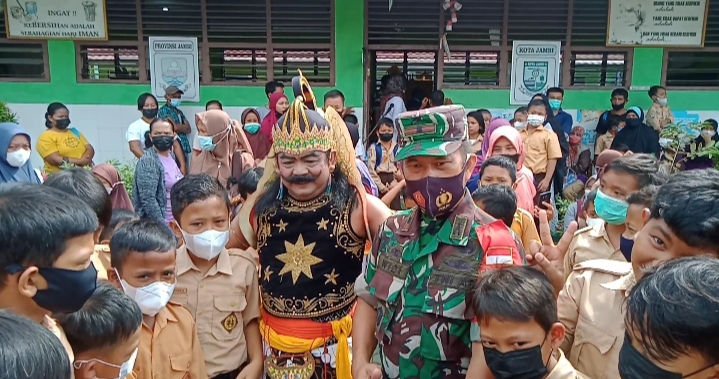 Danramil 415-09/Telanaipura Mayor Inf Widi Purwoko bersama Gatot Kaca