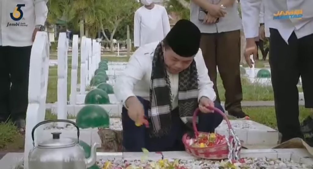 Al Haris ziarahi Makam mantan Gubernur Jambi
