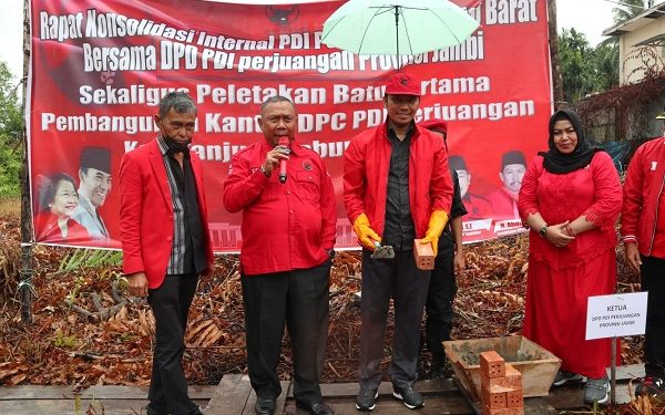 Foto: Ketua DPD PDIP Provinsi Jambi, Edi Purwanto, lakukan peletakan batu pertama pembangunan Kantor DPC PDIP Tanjab Barat. (Dok. Istimewa)