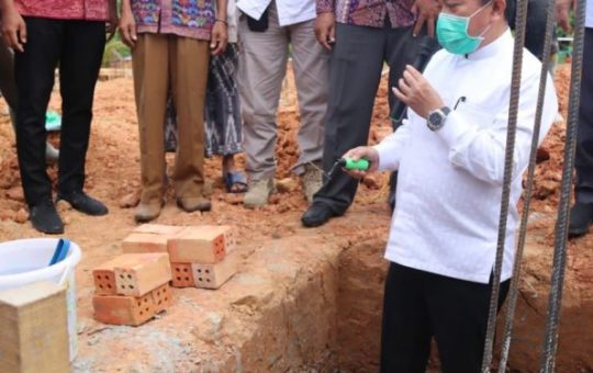 Gubernur Al Haris Meletakkan Batu Pertama Pembangunan Masjid Al Azhar