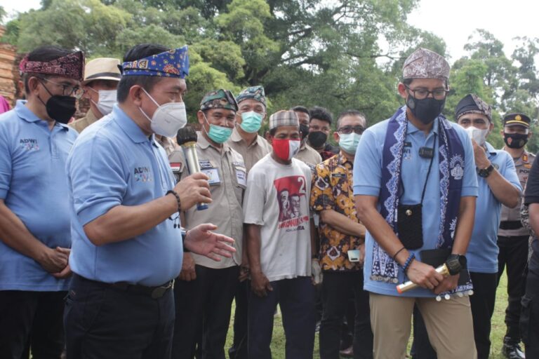 Foto: Gubernur Jambi, Al Haris saat mendampingi Kunjungan Kerja Menteri Pariwisata dan Ekonomi Kreatif RI, Sandiaga Salahuddin Uno, bertempat di Desa Wisata Kawasan Candi Muaro Jambi. (Dok. Harun/Kominfo)
