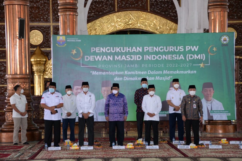 Gubernur Jambi, Dr.H.Al Haris,S.Sos.,M.H., bersama Ketua Umum DMI H. M. Jusuf Kalla pada Pengukuhan Pengurus Wilayah Dewan Masjid Indonesia (PW DMI) Provinsi Jambi Masa Bhakti 2022-2027. (Foto: Novriansah)