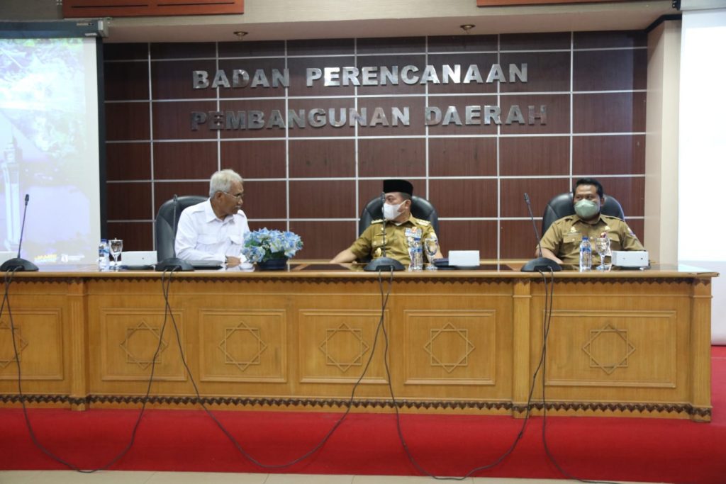 Gubernur Jambi Dr.H.Al Haris,S.Sos.,M.H., saat membuka Rapat  Pemantapan Visi Misi Jambi Mantap dan  Pendampingan Persiapan Program Dumisake, bersama Tenaga Ahli Gubernur. (Foto: Agus Supriyanto)
