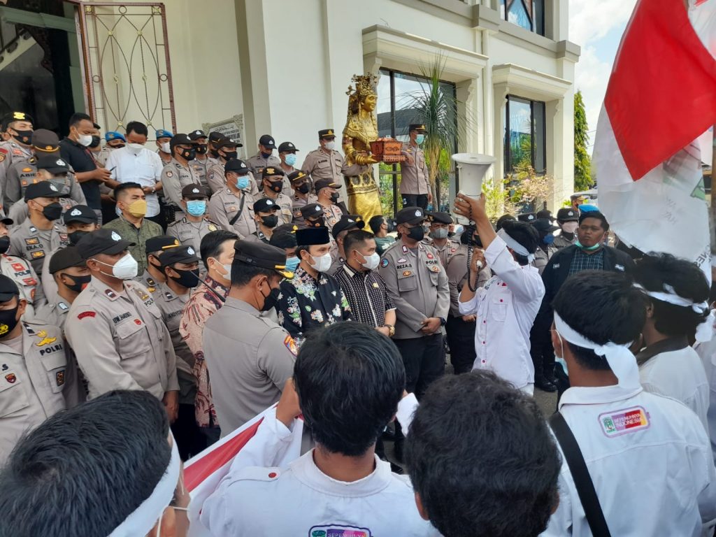 Ketua DPRD provinsi Jambi, Edi Purwanto, saat menerima aksi unjuk rasa dari Kesatuan Aksi Mahasiswa Muslim Indonesia (KAMMI) provinsi Jambi. (Foto: Istimewa)