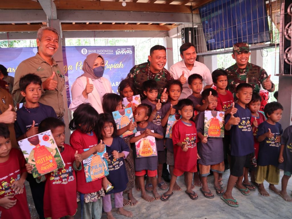 Ketua DPRD Provinsi Jambi Edi Purwanto, saat melakukan kunjungan ke lokasi Orang Rimba di Dusun Sungai Terab, Desa Jelutih, Kecamatan Batin XXIV, Kabupaten Batanghari. (Foto: Istimewa)