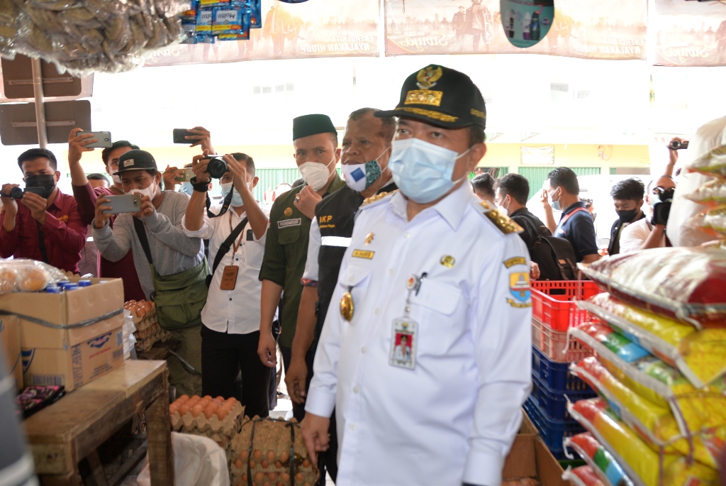 Gubernur Jambi Dr.H.Al Haris,S.Sos.,M.H., melakukan inspeksi mendadak (sidak) di 2 (dua) pasar tradisional yaitu pasar Angso Duo dan Pasar Talang Banjar. (Foto: Novriansah)