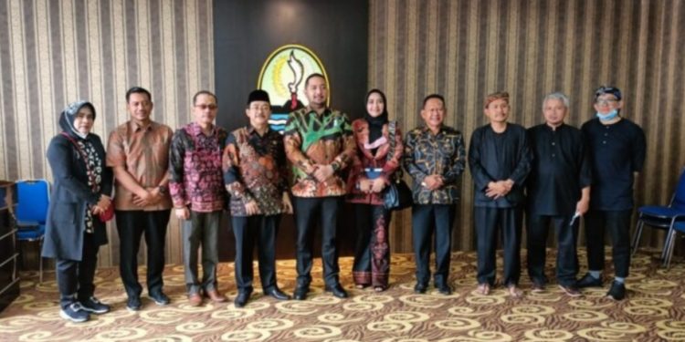 Foto: Wakil ketua DPRD Provinsi Jambi, Pinto Jayanegara bersama pimpinan dan anggota komisi IV DPRD Provinsi Jambi studi banding (Stuba) ke DPRD Provinsi Jawa Barat. (Dok. Istimewa)