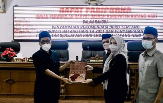 Hadiri Paripurna di Gedung DPRD, Wabup Batang Hari Sampaikan Lima Ususlan Ranperda TA 2022