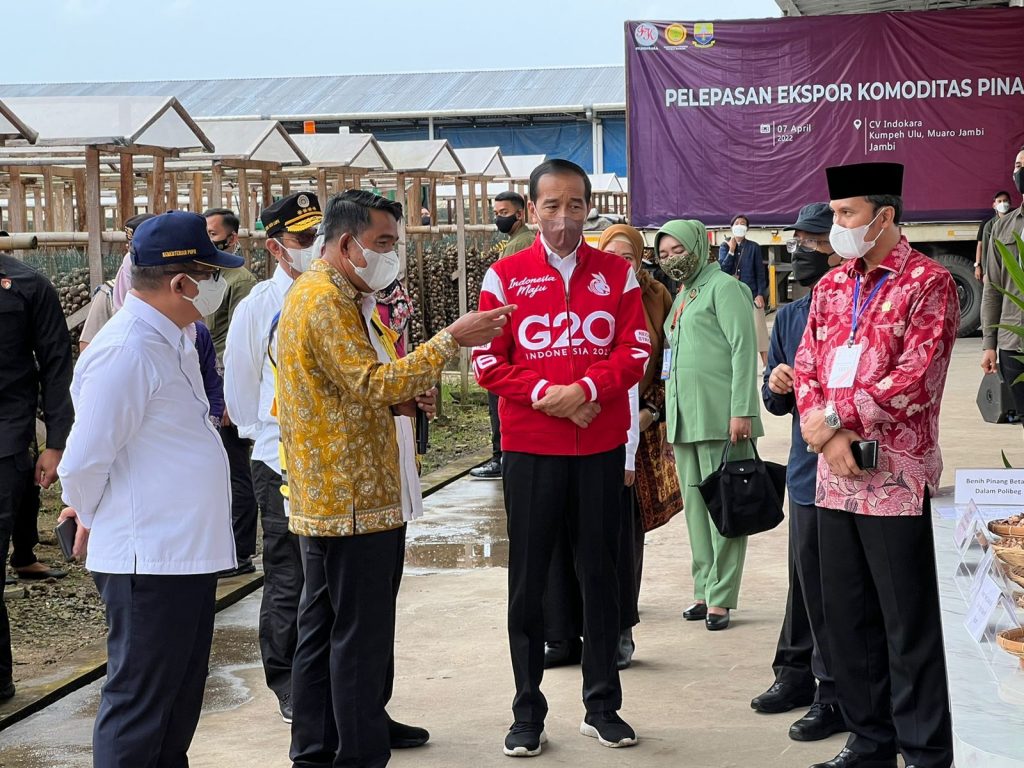 Ketua DPRD Provinsi Jambi Edi Purwanto mendampingi Presiden Republik Indonesia, Joko Widodo dalam kunjungan kerja di beberapa lokasi di Provinsi Jambi (Foto: Istimewa)