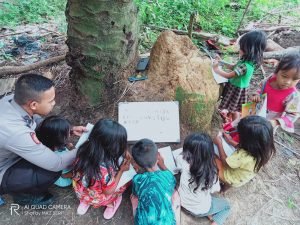 Bintara Polda Jambi yang merupakan keturunan SAD mengumpulkan anak-anak SAD setempat untuk belajar bersama (Foto: Istimewa)