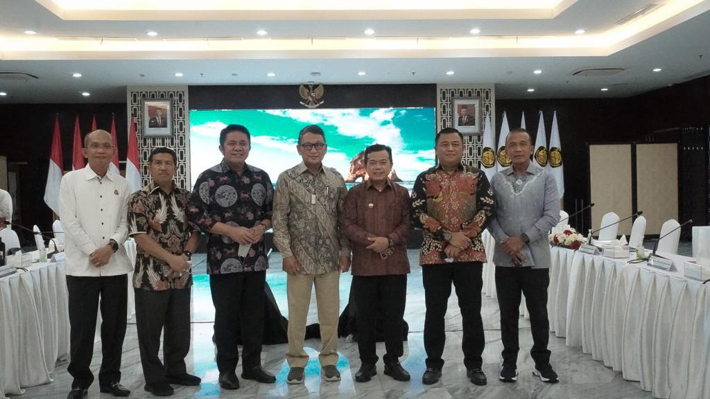 Gubernur Jambi, Al Haris saat mengikuti Rapat Kerja Sama Penanganan Sumur Masyarakat di Provinsi Jambi dan Provinsi Sumatera Selatan bersama Menteri ESDM RI (Foto: Erit)