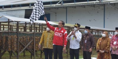 Presiden Joko Widodo didampingi Ibu Iriana Joko Widodo melepas komoditas pinang biji untuk diekspor di pabrik CV Indokara (Foto: BPMI Setpres/Laily Rachev)