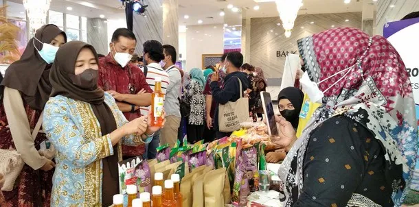 Pelaku UMKM perempuan menyajikan produk unggulannya di Bazar ekonomi kreatif digedung Mahligai 9 Bank Jambi. (Foto: Ist)