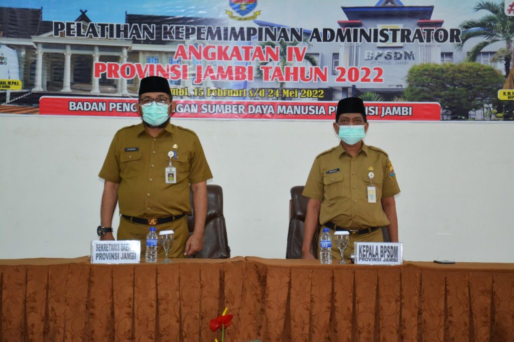 Sekretaris Daerah Provinsi Jambi, Sudirman saat menutup secara resmi Pendidikan dan Pelatihan Kepemimpinan Administrator Angkatan IV lingkup Pemerintah Provinsi Jambi Tahun 2022 (Foto: Harun)