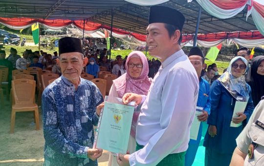 MFA Bupati Batanghari Serahkan Secara Simbolis SHAT Lintas Sektor UMKM