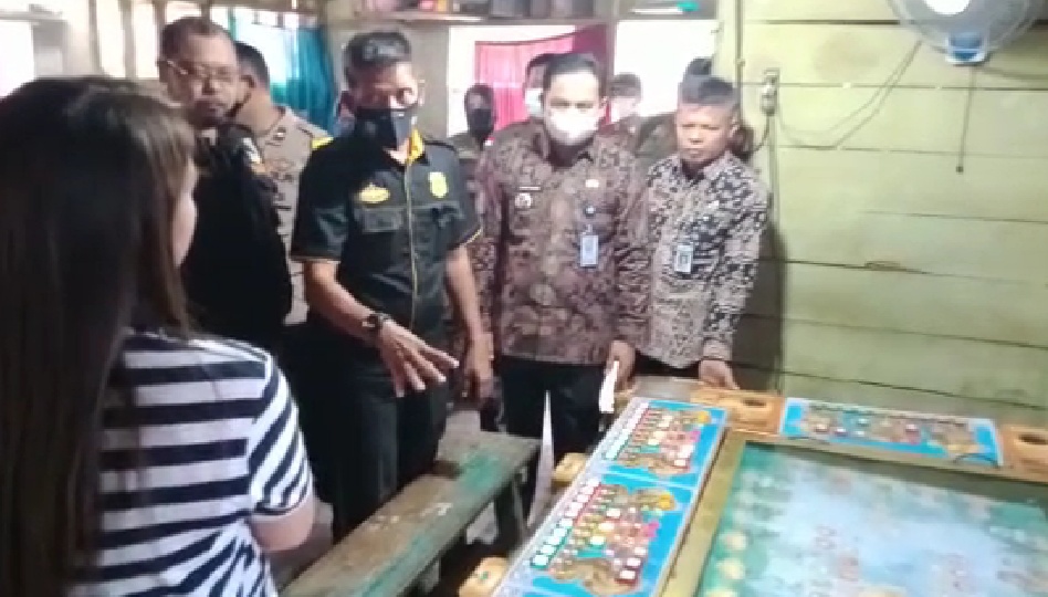 Camat Telanaipura, Hartono bersama tim yang tergabung saat melakukan penggerebekan kr tempat permainan judi tangkas. (Foto: Istimewa)