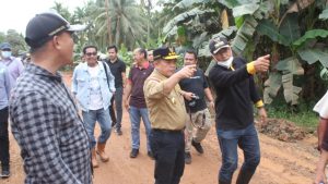 Gubernur Jambi, Al Haris saat melakukan Peninjauan Jalan yang berada di Desa Siau Kecamatan Muara Sabak Timur Kabupaten Tanjung Jabung Timur. (Foto: Harun)