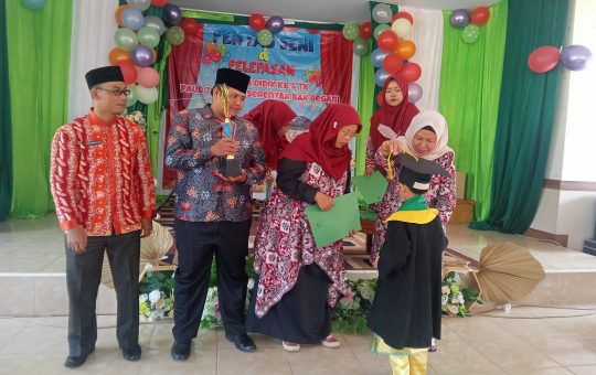 Wakil Ketua TP-PKK Batanghari Hadiri Acara Pensi dan Pelepasan Peserta Didik PAUD, KB dan TK SBR Terpadu