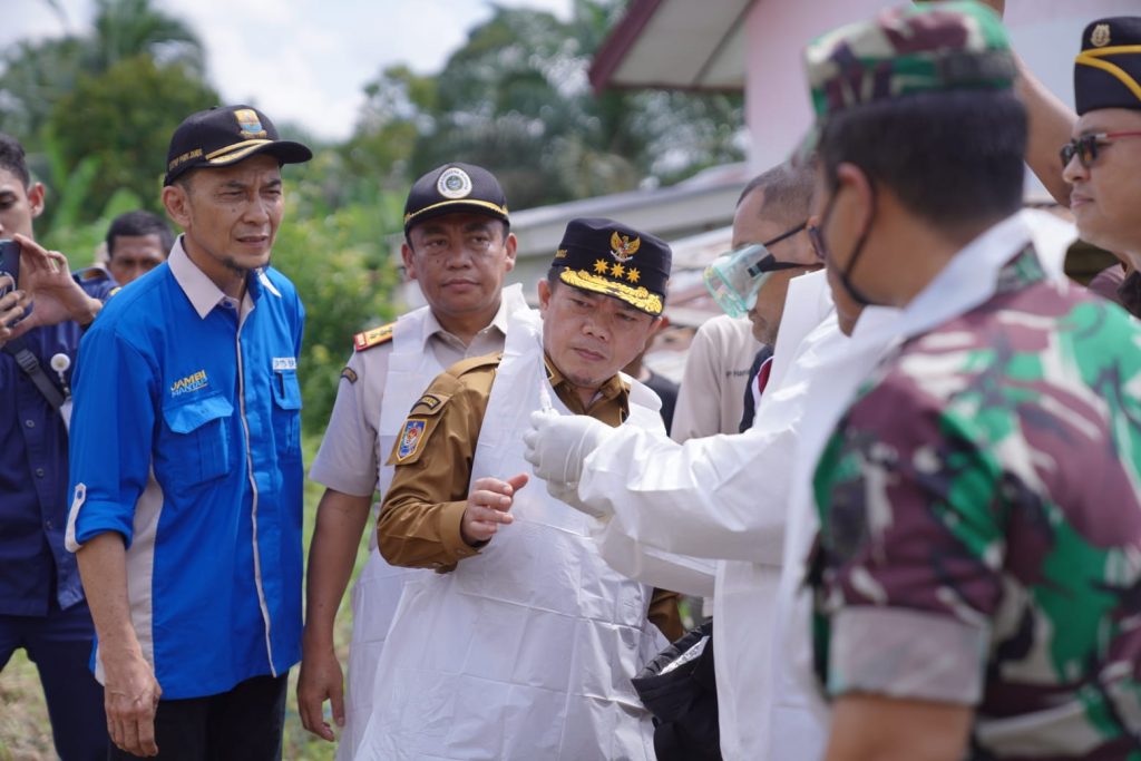 Gubernur Jambi, Al Haris saat melakukan Peninjauan Vaksinasi PMK. (Foto: Agus Suprianto dan Hori Apriansah)