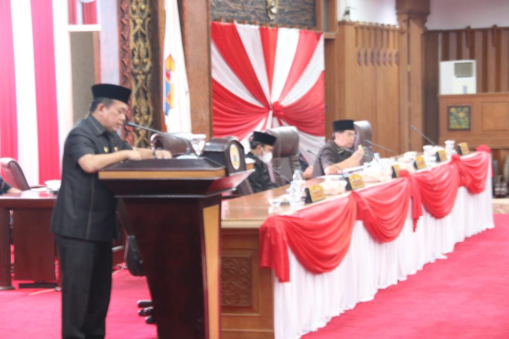 Gubernur Jambi, Al Haris pada Rapat Paripurna DPRD Provinsi Jambi dalam rangka Penyampaian Pemerintah terhadap Pandangan Umum Fraksi Fraksi atas Ranperda Pertanggungjawaban Pelaksanaan APBD Provinsi Jambi Tahun Anggaran 2021. (Foto: Agus Suprianto)