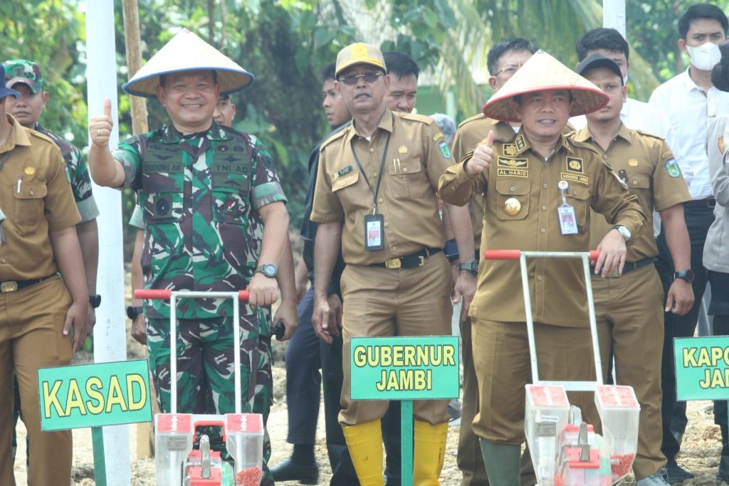 Gubernur Jambi, Al Haris, saat mendampingi Kepala Staf Angkatan Darat (KASAD) Jenderal TNI Dudung Abdurachman. (Foto: Harun)