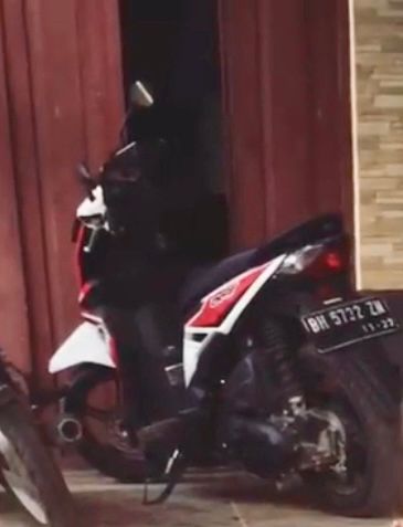 Motor merk Honda Beat, dengan nomor polisi BH 5732 ZN yang hilang dicuri saat sholat. (Foto: Istimewa)
