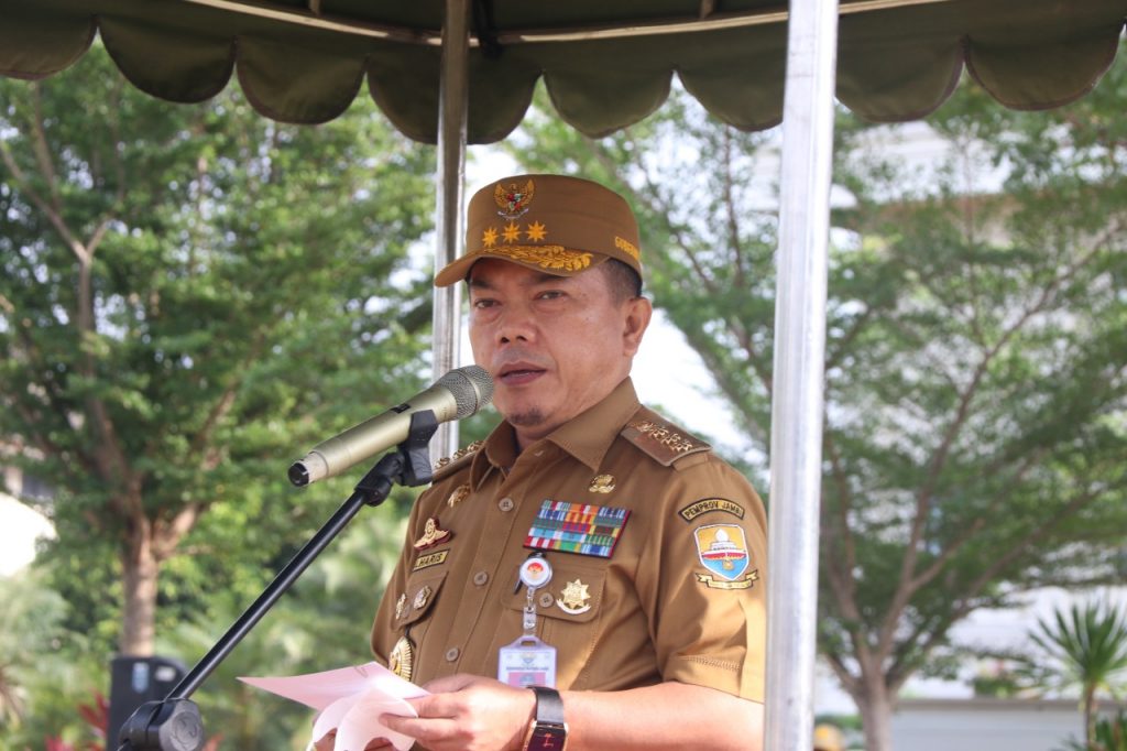 Gubernur Jambi, Al Haris, saat menjadi Inspektur Upacara Kedisplinan Aparatur Sipil Negara (ASN) lingkup Pemerintah Provinsi Jambi. (Foto: Agus Supriyanto)