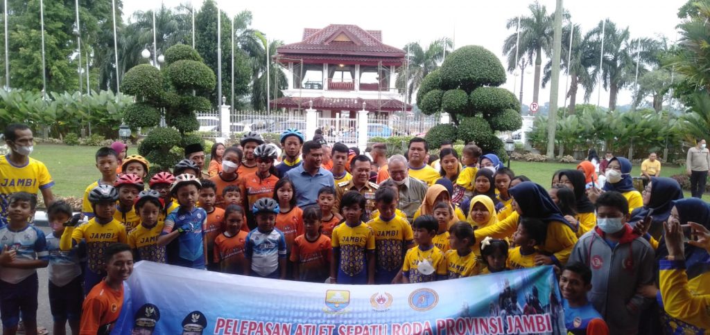 Gubernur Jambi, Al Haris, saat melepas keberangkatan Atlet Sepatu Roda Provinsi Jambi yang akan mengikuti Kejuaraan Tingkat Nasional Sepatu Roda Bintang Medan Offroad Open 2022 Medan Sumatera Utara. (Foto: Novriansah)