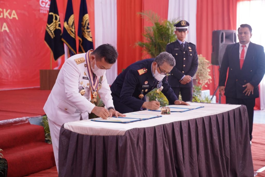 Gubernur Jambi, Al Haris saat menyerahkan remisi umum bagi narapidana dan anak dalam rangka Hari Kemerdekaan Republik Indonesia Ke 77 Tahun 2022. (Foto: Harun dan Hori)
