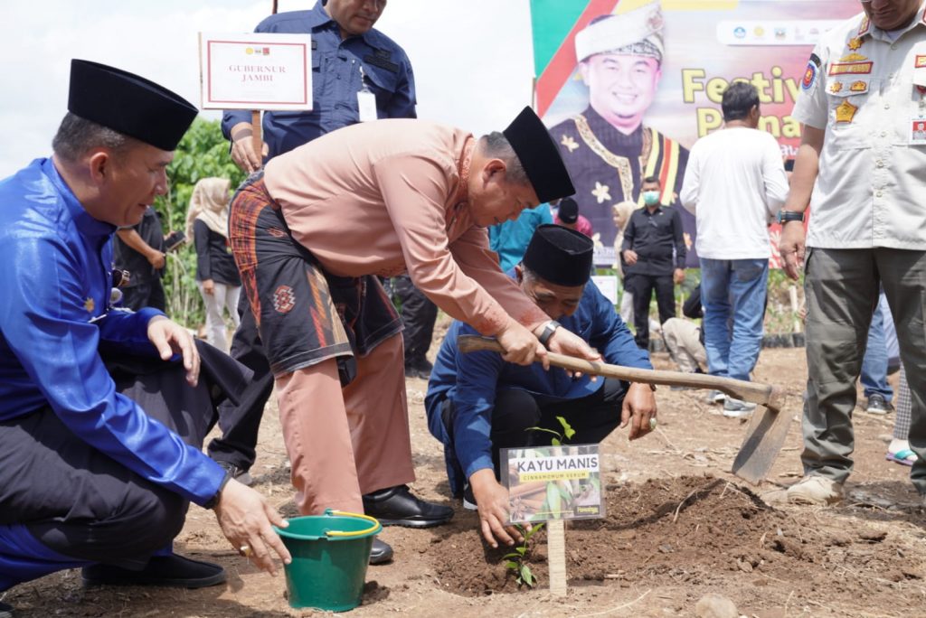 Gubernur Jambi, Al Haris, pada Festival Pamalayu 2022, yang berlangsung di Komplek Candi Pulau Sawah, Dharmasraya Provinsi Sumatera Barat, Selasa (23/08/2022). (Foto: Hori)