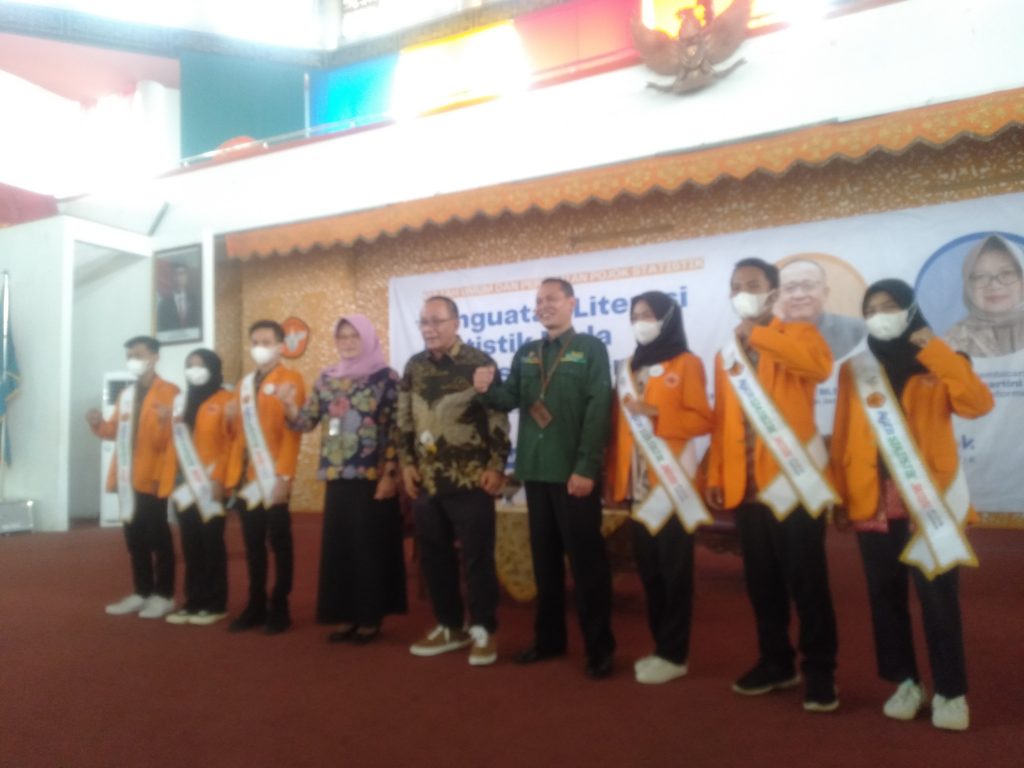 Direktur Sistem Informasi Statistik BPS, Dr. Pudji Ismartini M.App. Stat, Rektor Universitas Jambi, Prof. Drs. H.Sutrisno, M. Sc, Ph.D. dan Kepala BPS Jambi, Agus Sudibyo, saat meresmikan Pojok Statistik di Universitas Jambi
