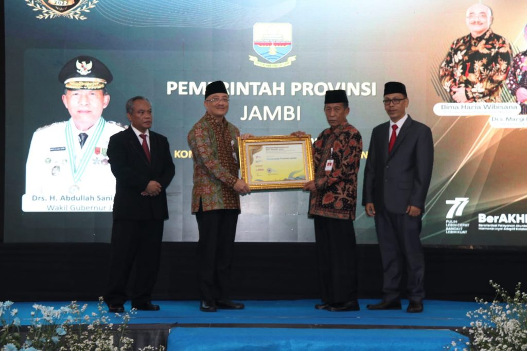 Wakil Gubernur Jambi, Abdullah Sani, saat menerima Penghargaan BKN Award Tahun 2022, yang berlangsung di Hotel Swarna Dwipa – Palembang, Sumatera Selatan. (Foto: Agus Supriyanto)