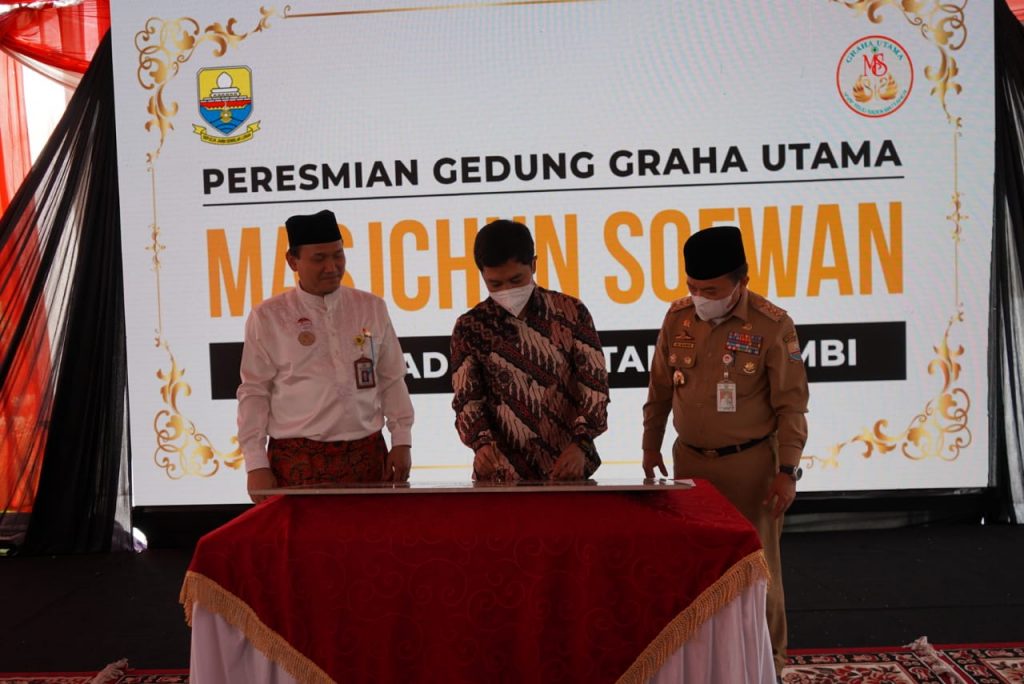 Gubernur Jambi, Al Haris, saat mendampingi Wakil Menteri Kesehatan RI, Dante Saksono Harbuwono yang secara langsung meresmikan Gedung Graha Utama H.Mascjhun Sofwan,S.H., RSUD Raden Mattaher Provinsi Jambi. (Foto: Novriansah dan Hori)