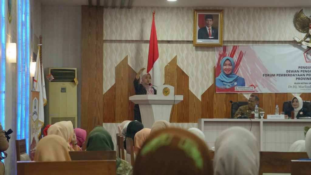 Ketua TP PKK Provinsi Jambi, Hesnidar Haris (Hesti), pada Pengukuhan Dewan Pengurus Daerah Forum Pemberdayaan Perempuan Indonesia (DPD FPPI) Provinsi Jambi. (Foto: Agus Supriyanto)