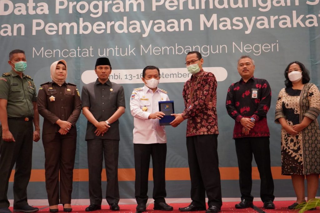 Gubernur Jambi, Al Haris, bersama Kepala BPS Provinsi Jambi, Agus Sudibyo, saat membuka Rapat Koordinasi Daerah (Rakorda) Pendataan Awal Regosek untuk Wilayah Provinsi Jambi, yang berlangsung di Hotel BW Luxury Jambi. (Foto: Novriansah)