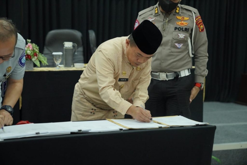 Gubernur Jambi, Al Haris, pada saat membuka Rapat Koordinasi Tim Pembina Samsat Dalam Rangka Peningkatan Kinerja Kesamsatan Semester I Provinsi Jambi Tahun 2022. (Foto : Agus/Hori)