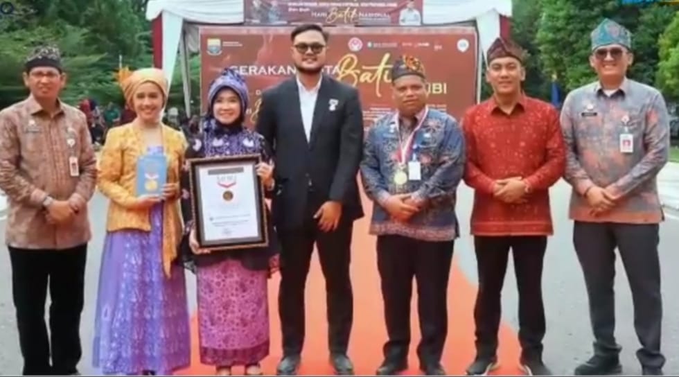 Ketua TP PKK Jambi, Hesnidar Haris, saat menerima Penghargaan meraih rekor muri berbusana batik jambi. (Foto : Agus/Adi)
