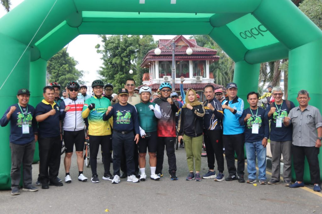 Gubernur Jambi, Al Haris saat pelepasan peserta Fun Bike Gowes To Gambut 55 kilometer. (Foto: Agus Suprianto)