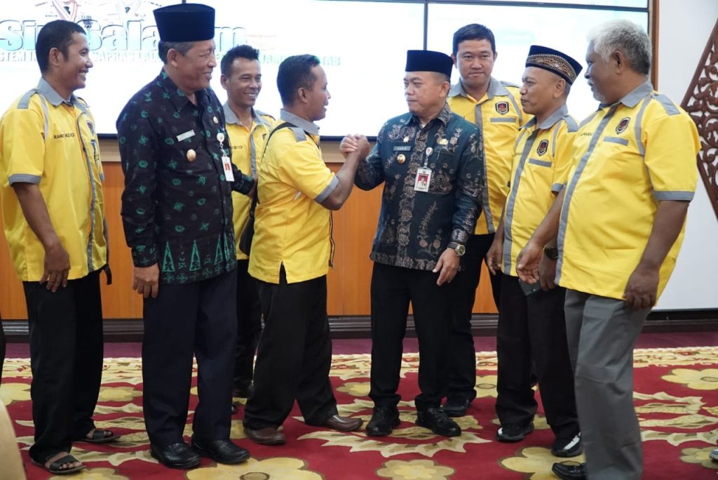 Gubernur Jambi, Al Haris saat menerima Audiensi Komunitas Sopir Batubara, bertempat di Rumah Dinas Gubernur Jambi, Kamis (16/02/2023). (Foto: Harun, video: Patra)