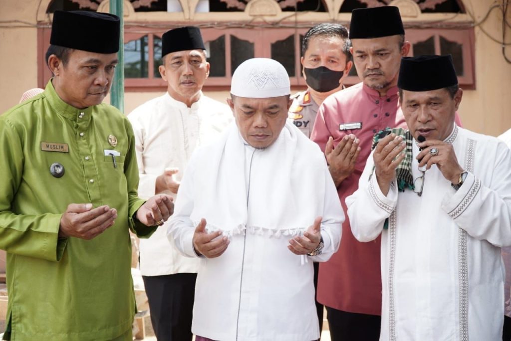 Gubernur Jambi, Al Haris pada Peletakan Batu Pertama Pembangunan Masjid Jami’ At Taqwa, bertempat di Desa Mendalo Indah. (Foto: Hori dan Harun)
