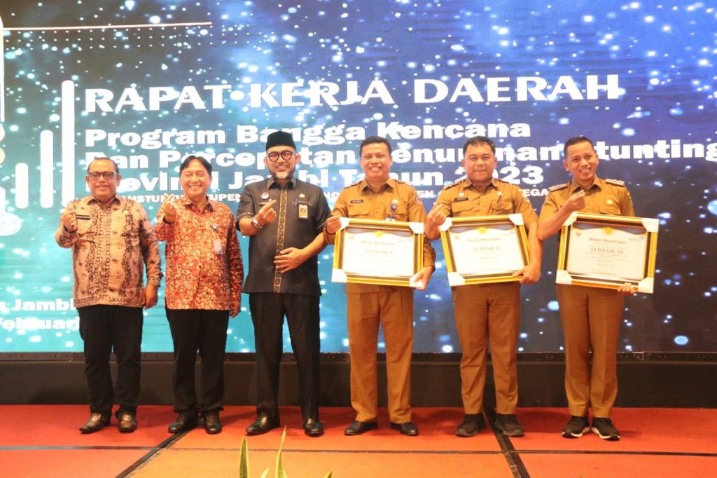 Sekretaris Daerah (Sekda) Provinsi Jambi, Sudirman pada Rapat Kerja Daerah Program Pembangunan Keluarga, Kependudukan, dan Keluarga Bencana (Bangga Kencana) dan Forum Koordinasi Percepatan Penurunan Stunting Tingkat Provinsi Jambi Tahun 2023. (Foto: Agus)