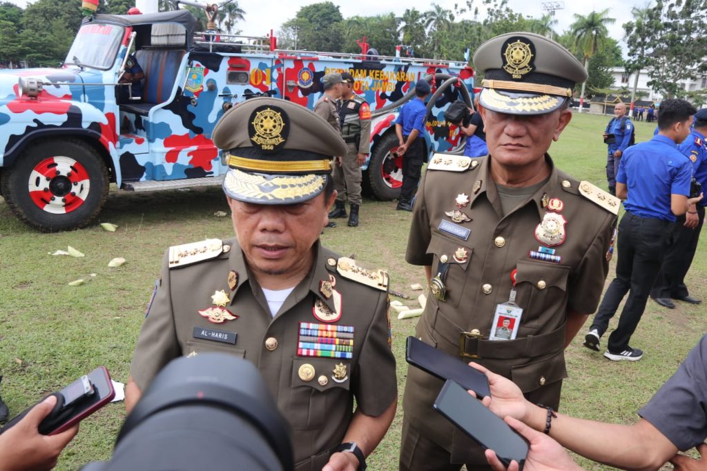 Gubernur Jambi, Al Haris, saat memimpin upacara Peringatan Hari Ulang Tahun (HUT) ke 73 Satpol PP, HUT ke 104 Damkar dan HUT ke 61 Satlinmas. (Foto: Agus)