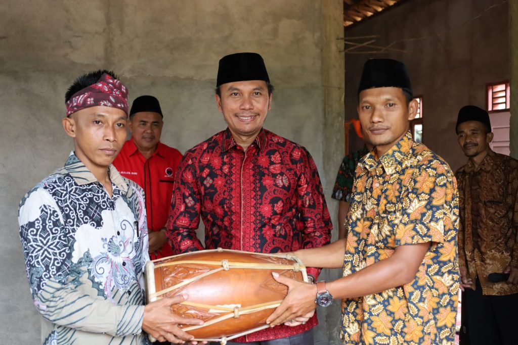 Ketua DPRD Provinsi Jambi, Edi Purwanto saat memberikan bantuan alat kesenian ke dua paguyuban di Singkut. (Foto: Istimewa)