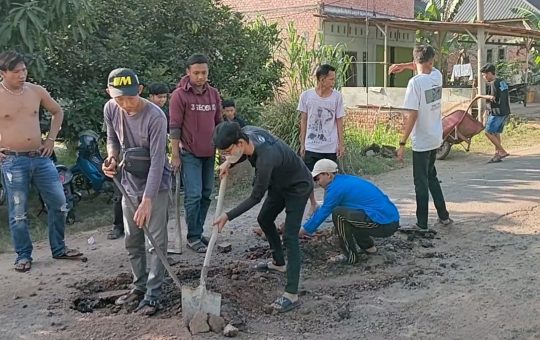 Kerusakan Ruas Jalan Milik Pemkab, Remaja Masjid di Muara Bulian Adakan Kerja Bakti