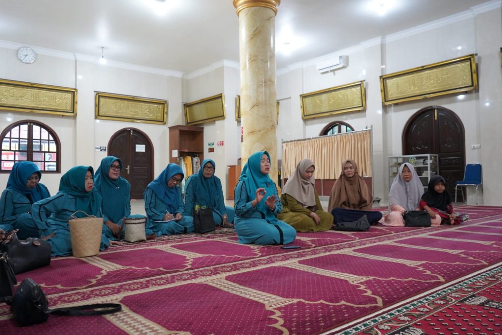 Ketua TP-PKK Provinsi Jambi, Hesti Haris, pada kegiatan penerapan metode cepat belajar membaca Al-Qur’an bagi Muallaf. (Foto: Novriansah)