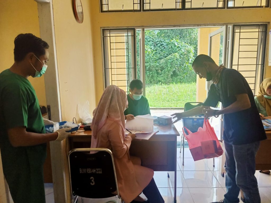 Plt Ketua IWO Provinsi Jambi, Erwin Majam, saat melaksana program IWO peduli dan berbagi di bulan penuh berkah. (Foto: IWO Jambi)