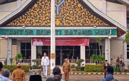 Peringatan Hari Otonomi Daerah ke XXVII, Bupati Batang Hari Menjadi Inspektur Upacara
